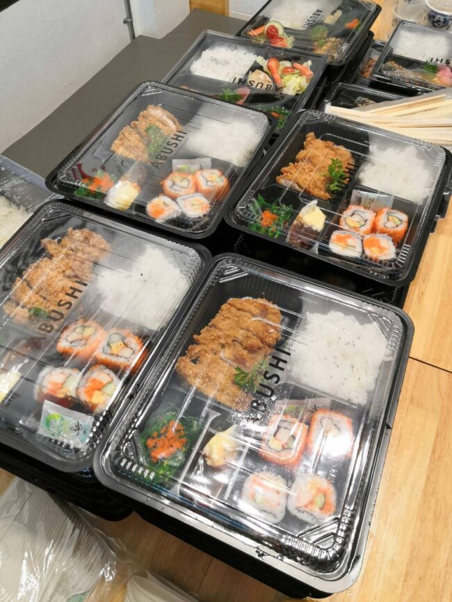 รับจัดเลี้ยงอาหารญี่ปุ่น นอกสถานที่ จัดเลี้ยงซูชิ ซาชิมิ ราเมง ยากิโซบะ เทมปุระ ซุ้มอาหารญี่ปุ่น ซุ้มซูชิงานแต่ง เปิดตัวสินค้า งานเลี้ยงเปิดตัว งานเลี้ยงสังสรรค์ งานเลี้ยงบริษัท เบนโตะ รัฐสภา