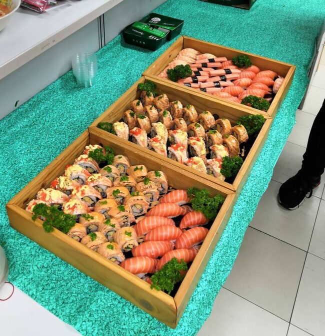 รับจัดเลี้ยงอาหารญี่ปุ่น นอกสถานที่ จัดเลี้ยงซูชิ ซาชิมิ ราเมง ยากิโซบะ เทมปุระ ซุ้มอาหารญี่ปุ่น ซุ้มซูชิงานแต่ง เปิดตัวสินค้า งานเลี้ยงเปิดตัว งานเลี้ยงสังสรรค์ งานเลี้ยงบริษัท เบนโตะ อาหารกล่อง อาหารญี่ปุ่น