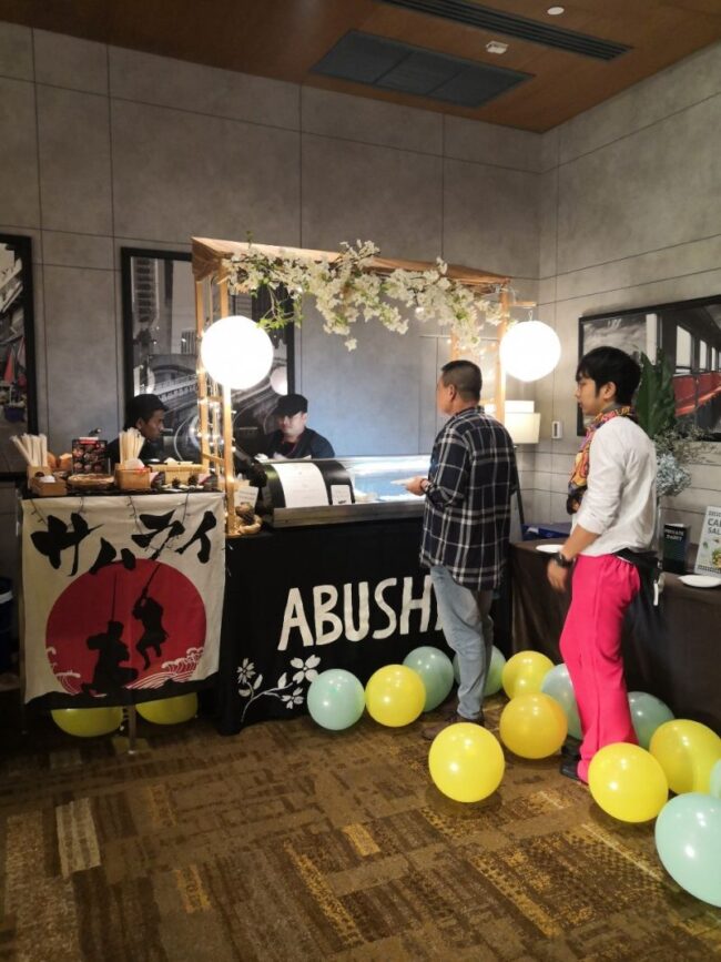 ซุ้มซูชิแบบญี่ปุ่น ในงานเลี้ยงปาตี้ วปอ Private party เลี้ยงอาหารญี่ปุ่น นอกสถานที่ จัดเลี้ยงซูชิ ซาชิมิ ด้วย ซุ้มอาหารญี่ปุ่น จัดขึ้นที่ โรงแรมเมอร์เคียว Mercure Hotel ซุ้ม อาหาร นอก สถาน ที่ ซุ้มอาหาร ร้าน ดัง