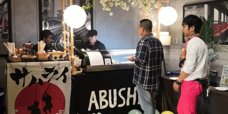 ซุ้มซูชิแบบญี่ปุ่น ในงานเลี้ยงปาตี้ วปอ Private party เลี้ยงอาหารญี่ปุ่น นอกสถานที่ จัดเลี้ยงซูชิ ซาชิมิ ด้วย ซุ้มอาหารญี่ปุ่น จัดขึ้นที่ โรงแรมเมอร์เคียว Mercure Hotel ซุ้ม อาหาร นอก สถาน ที่ ซุ้มอาหาร ร้าน ดัง ซุ้มซูชิแบบญี่ปุ่น ในงานเลี้ยงปาตี้ วปอ Private party เลี้ยงอาหารญี่ปุ่น นอกสถานที่ จัดเลี้ยงซูชิ ซาชิมิ ด้วย ซุ้มอาหารญี่ปุ่น จัดขึ้นที่ โรงแรมเมอร์เคียว Mercure Hotel ซุ้ม อาหาร นอก สถาน ที่ ซุ้มอาหาร ร้าน ดัง