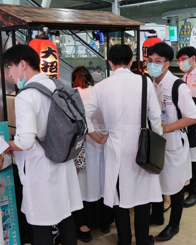 จัดเลี้ยงอาหารญ๊่ปุ่น แบบปลอดภัย คณะแพทยศาสตร์ โรงพยาบาลธรรมศาสตร์ ที่ไว้วางใจให้เราบริการอาหารแก่บุคคลากรทางการแพทย์ จำนวน 300 ชุด