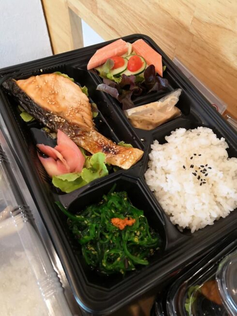 เบนโตะ อาหารกล่องญี่ปุ่น แซลมอนย่างเทริยากิ ฮาลาล