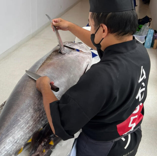 จัดเลี้ยงรวมรุ่นที่หัวหิน คุณลูกค้าอยากได้ปลาทูน่าไซใหญ่แล่โช ตัวนี้ 60 กิโลกรัม