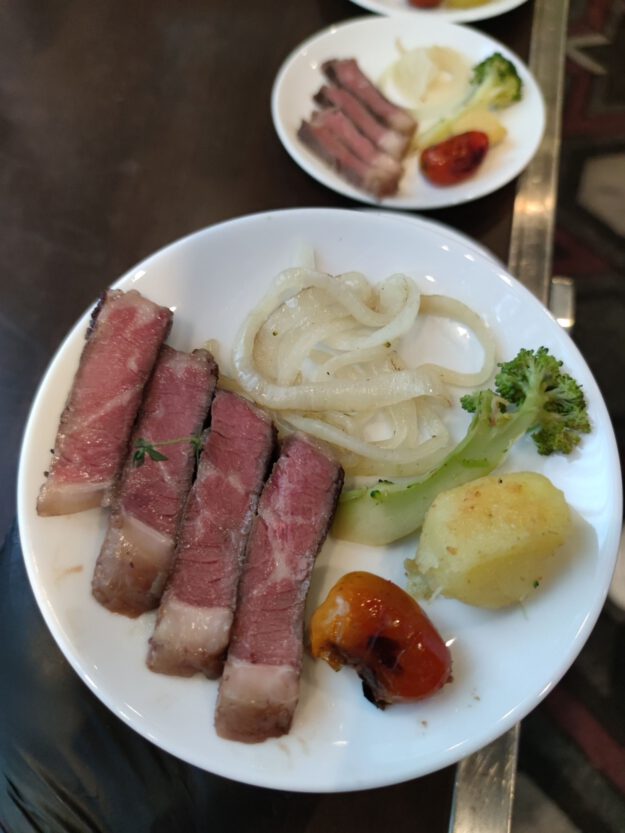 บริการอาหารญี่ปุ่นในวันสำคัญของครอบครัว สั่งเมนูซูชิ และสเต็กเนื้อ ไปจัดเลี้ยงงานแต่งงาน ที่โรงแรม JW Marriott