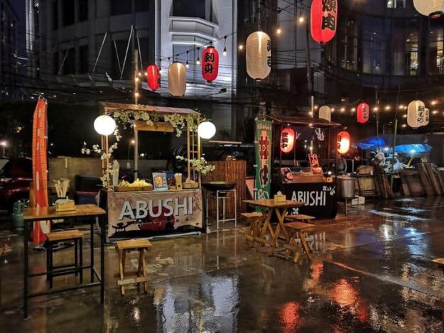 นอกจากงานจัดเลี้ยง เราก็ยังให้บริการจัดพร้อพซุ้มอาหารญี่ปุ่นประกอบงานถ่ายโฆษณาของสายการบิน Japan airlines