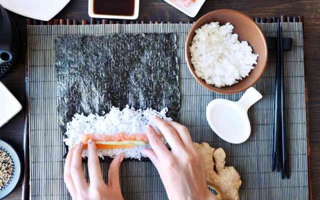 สอน ทำ อาหาร ญี่ปุ่น ห่อข้าวซูชิโรล