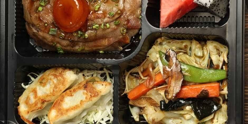 เบนโตะ ข้าวหน้าเนื้อไข่ดอง อาหารกล่อง ฮาลาล เกี๊ยวซ่า ผลไม้ เบนโตะ ข้าวหน้าเนื้อไข่ดอง อาหารกล่อง ฮาลาล เกี๊ยวซ่า ผลไม้