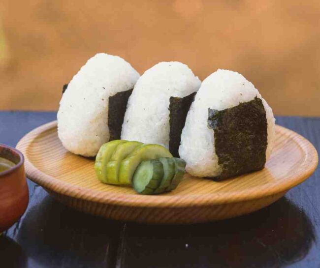 ค้นพบเรื่องราวของ โอนิกิริ (Onigiri) ข้าวปั้นญี่ปุ่นที่เรียบง่ายแต่ลึกซึ้ง พร้อมเคล็ดลับ วิธีทำโอนิกิริ ทำข้าวซูชิให้อร่อยเหมือนร้านซูชิด้วยน้ำส้มปรุงข้าวสูตรพิเศษ , น้ำส้มปรุงข้าวซูชิ, ไส้โอนิกิริ, Abushi