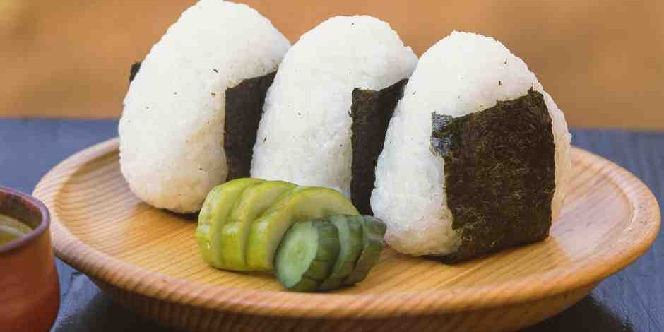 โอนิกิริ (Onigiri): ไม่ใช่แค่ข้าวปั้นสามเหลี่ยม แต่คือจิตวิญญาณแห่งอาหารญี่ปุ่น ค้นพบเรื่องราวของ โอนิกิริ (Onigiri) ข้าวปั้นญี่ปุ่นที่เรียบง่ายแต่ลึกซึ้ง พร้อมเคล็ดลับ วิธีทำโอนิกิริ ทำข้าวซูชิให้อร่อยเหมือนร้านซูชิด้วยน้ำส้มปรุงข้าวสูตรพิเศษ , น้ำส้มปรุงข้าวซูชิ, ไส้โอนิกิริ, Abushi