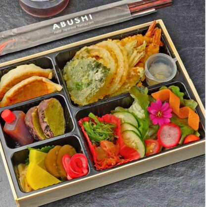 ชุดข้าวกล่องเบนโตะญี่ปุ่นสวยงามพร้อมทาน