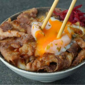 ข้าวหน้าเนื้อยากินิกุ ไข่ออนเซ็น