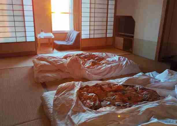 tsuruta hotel village beppu ห้องนอน เตียงนอนพื้น แบบเรียวกัง เที่ยวเบปปุ