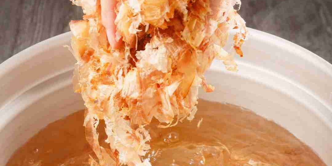 คัตสึโอะบุชิ (Katsuobushi _ 鰹節)_ ปลาโอแห้งรมควัน อูมามิ วิธีทำดาชิ โดยใช้ปลาโอแห้ เป็นส่วนประกอบหลักของ ดาชิ (Dashi)