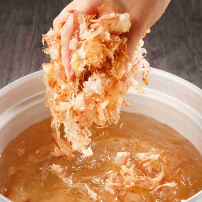 คัตสึโอะบุชิ (Katsuobushi _ 鰹節)_ ปลาโอแห้งรมควัน อูมามิ วิธีทำดาชิ โดยใช้ปลาโอแห้ เป็นส่วนประกอบหลักของ ดาชิ (Dashi)