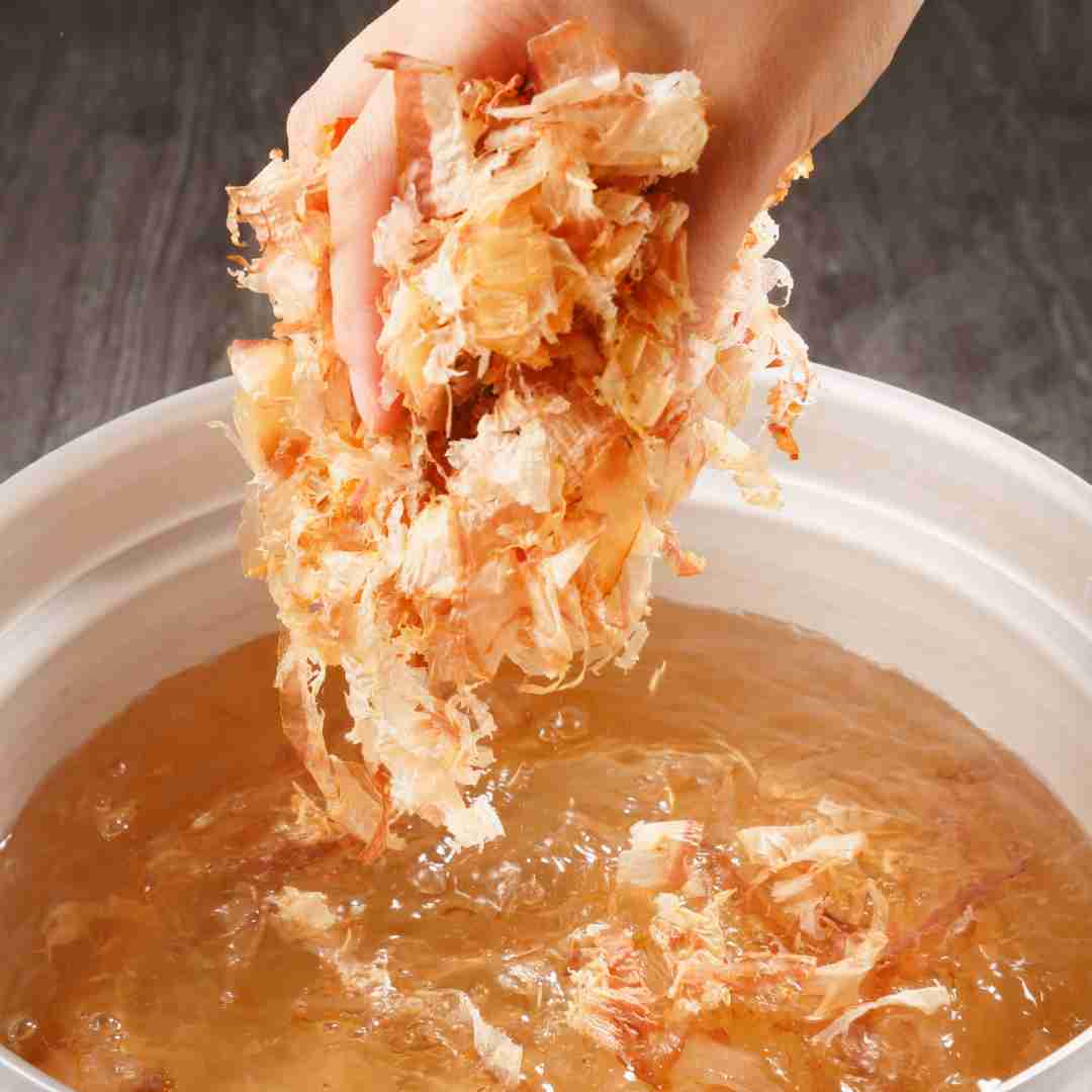 คัตสึโอะบุชิ (Katsuobushi _ 鰹節)_ ปลาโอแห้งรมควัน ส่วนประกอบหลักของ ดาชิ (Dashi) คัตสึโอะบุชิ (Katsuobushi _ 鰹節)_ ปลาโอแห้งรมควัน อูมามิ วิธีทำดาชิ โดยใช้ปลาโอแห้ เป็นส่วนประกอบหลักของ ดาชิ (Dashi)