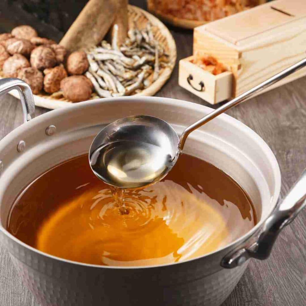 ดาชิ (Dashi)ช่วยชูรสชาติของวัตถุดิบอื่นๆ ในจานให้โดดเด่นและกลมกล่อมยิ่งขึ้น น้ำซุปญี่ปุ่น