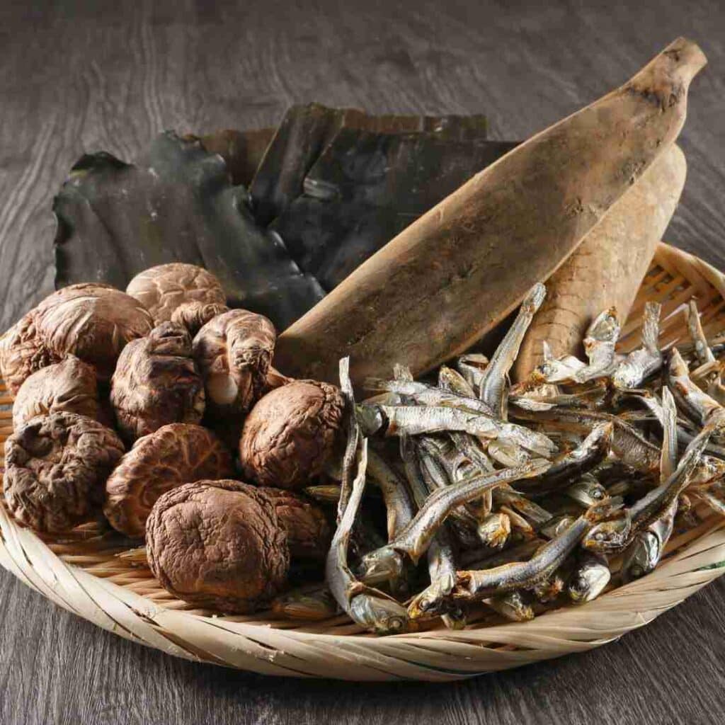 ดาชิทำมาจากอะไร_ ส่วนผสมหลักแห่งความอร่อย คือคอมลุ คัตสึโอะ เห็ดชิตาเกะ ส่วนผสมดาชิ