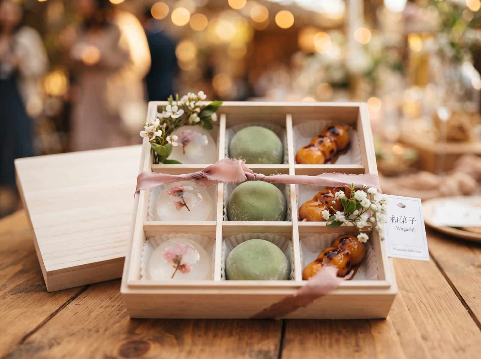 Gift Box L ขนมญี่ปุ่น โมจิหยดน้ำ ไดฟุกุ ดังโงะ กล่องลายไม้ 9 ช่อง ของขวัญพรีเมียม